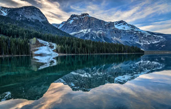 Картинка лес, небо, облака, горы, озеро, отражение, синева, скалы, берег, склоны, вершины, ели, Канада, Альберта, водоем, …