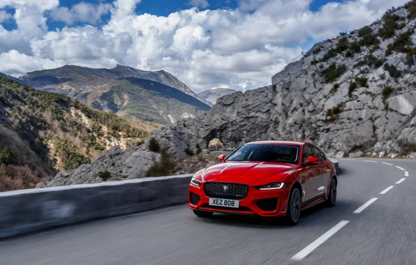 Картинка дорога, горы, красный, скорость, Jaguar, седан, 2020, Jaguar XE