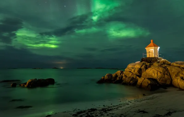 Картинка море, небо, пейзаж, ночь, тучи, камни, берег, маяк, звёзды, Норвегия, Лофотенские острова, Лофотены
