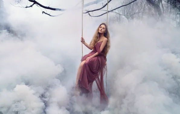 Картинка девушка, облака, ветки, природа, поза, туман, качели, дым, высота, веревка, корона, пар, дымка, шатенка, принцесса, …