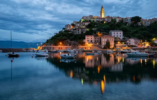 Картинка отражение, здания, дома, вечер, холм, катера, гавань, Хорватия, Croatia, Адриатическое море, Adriatic sea, Vrbnik, Krk …