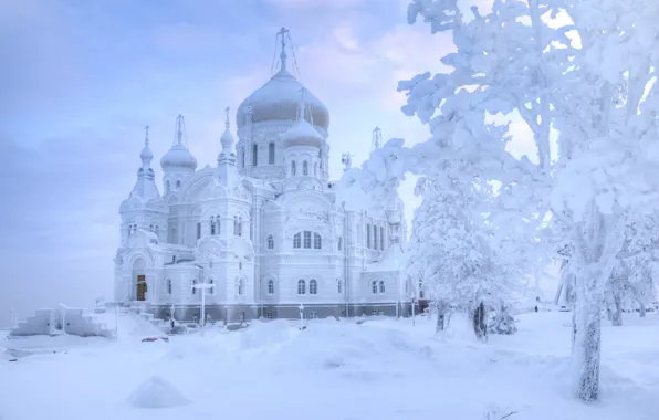 Картинка зима, небо, облака, снег, камни, дерево, в снегу, забор, церковь, сугробы, храм, Россия, архитектура, монастырь, …