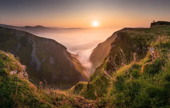 Картинка небо, трава, солнце, горы, туман, обрыв, скалы, рассвет, холмы, склоны, человек, вид, высота, утро, горизонт, …