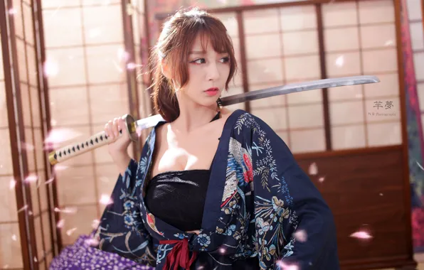 Картинка поза, оружие, меч, катана, макияж, прическа, шатенка, кимоно, азиатка