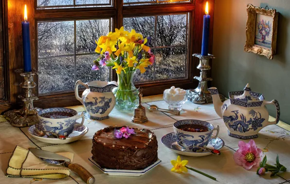 Картинка цветы, стол, чай, картина, свечи, чайник, окно, чаепитие, чашки, торт, ваза, натюрморт