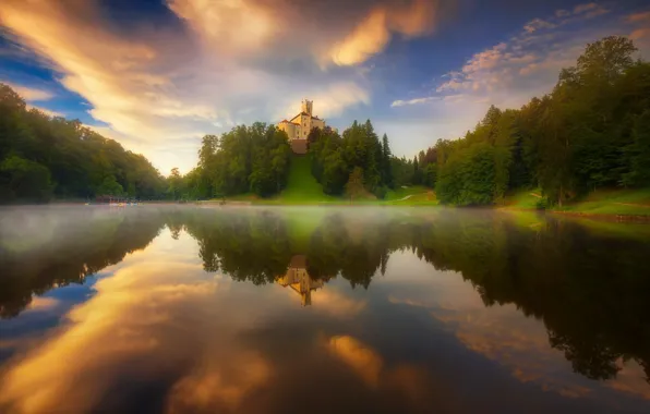 Картинка пейзаж, закат, природа, туман, озеро, отражение, замок, рассвет, холм, леса, Хорватия, roberto pavic