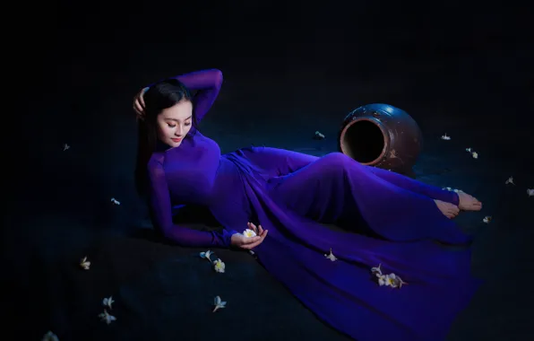 Картинка девушка, темный фон, платье, лежит, азиатка, фиолетовое, керамический сосуд