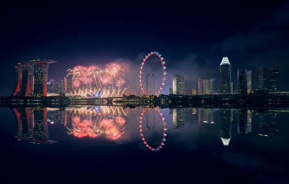 Картинка свет, ночь, город, туман, темнота, отражение, небоскребы, салют, Сингапур, колесо обозрения, фейерверк, архитектура, водоем, симметрия