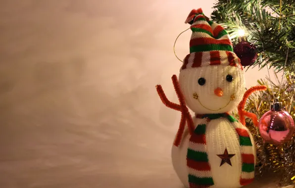 Картинка зима, шарики, фон, праздник, игрушка, шарф, Рождество, Новый год, снеговик, ёлочка, хвоя, шапочка, боке, ёлочные …