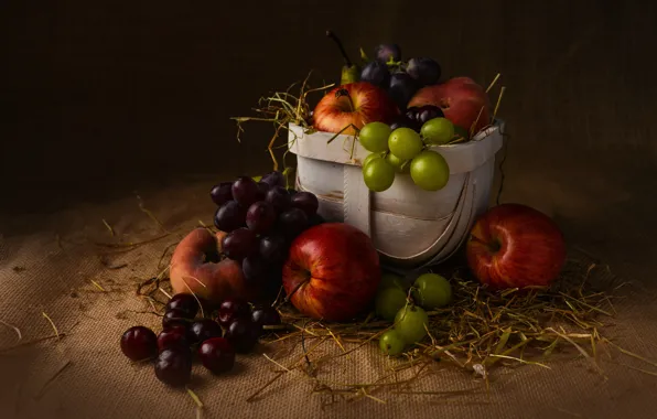 Картинка темный фон, фон, яблоки, еда, виноград, солома, фрукты, натюрморт, корзинка, персики, предметы, мешковина, черешня, композиция