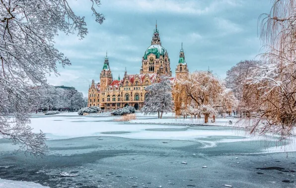 Картинка зима, деревья, парк, здание, Германия, Germany, Ганновер, New Town Hall, Новая Ратуша, Hanover, замёрзшее озеро, …