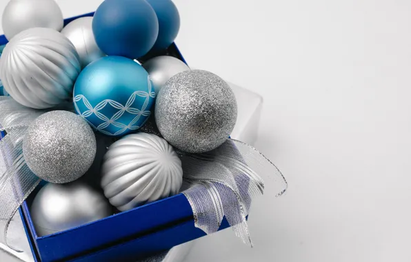 Картинка шарики, крупный план, праздник, коробка, голубые, Рождество, лента, Новый год, светлый фон, синие, ёлочные игрушки, …