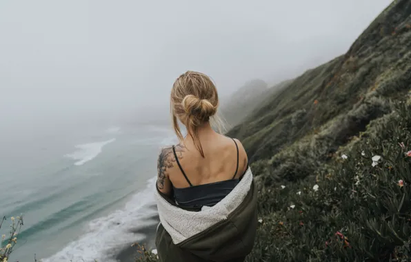 Картинка море, волны, девушка, горы, туман, берег, волосы, спокойствие, спина, тату, татуировка, плечи