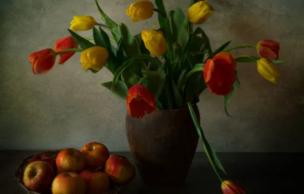 Картинка цветы, стол, стена, яблоки, букет, желтые, тюльпаны, красные, горшок, натюрморт