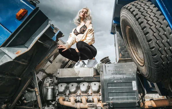 Картинка девушка, поза, двигатель, грузовик, ножки, Антон Харисов