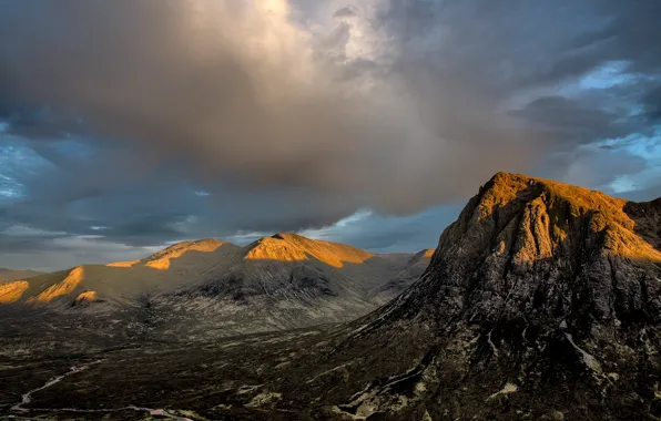 Картинка дорога, небо, облака, свет, горы, скалы, холмы, вершины, высота, Шотландия