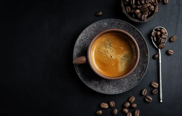Картинка темный фон, кофе, ложка, кружка, чашка, россыпь, кофейные зерна, блюдце, пенка