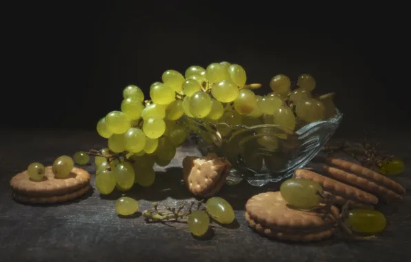 Картинка свет, зеленый, темный фон, стол, печенье, виноград, натюрморт, вазочка
