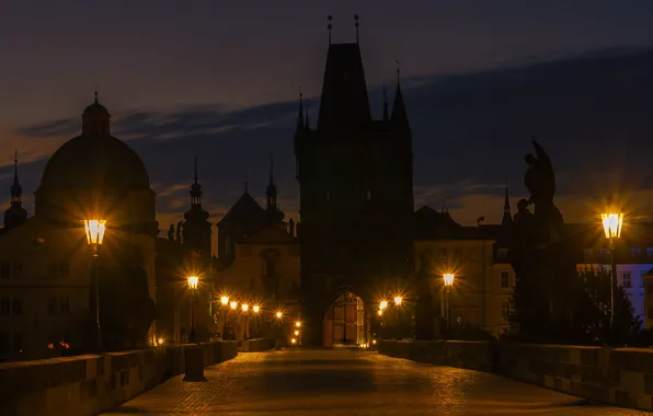 Картинка ночь, тучи, мост, огни, темнота, здания, дома, Прага, Чехия, фонари, арка, скульптура, архитектура, история, старинная, …