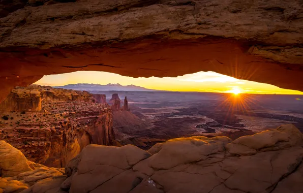 Картинка солнце, закат, камни, скалы, рассвет, вид, арка, Юта, США, каньоны, Каньонлендс
