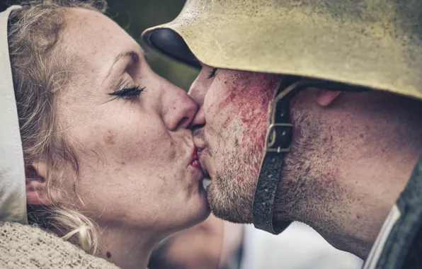 Картинка женщина, поцелуй, солдат, шлем, каска