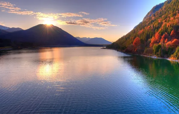 Картинка осень, небо, солнце, лучи, деревья, закат, озеро, холмы, высота