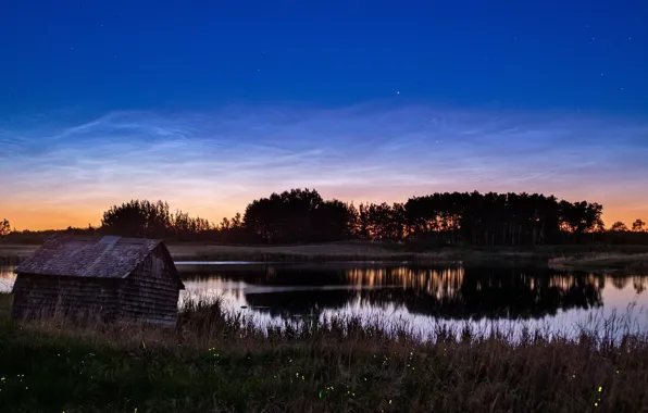 Картинка озеро, вечер, Канада, изба, lake, evening, hut, светляки, серебристые облака, Justin Anderson, Матитоба