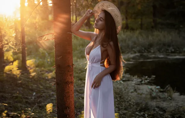 Картинка лес, девушка, солнце, поза, река, волосы, шляпа, фигура, платье, красивая, Надежда Звёздочкина, Andrey Frolov