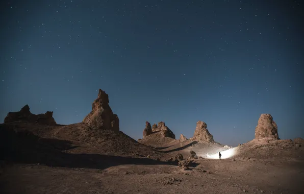 Картинка ночь, скалы, пустыня, desert, night, rocks, звездное небо, starry sky, одинокий путник, свет фонаря, lonely …