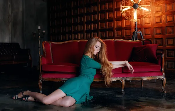 Картинка девушка, поза, комната, диван, платье, рыжая, красотка, Мощенко Сергей