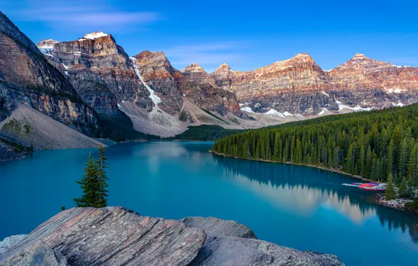 Картинка лес, горы, озеро, синева, камни, голубое, берег, вершины, лодки, ели, Канада, синее, водоем, национальный парк, …