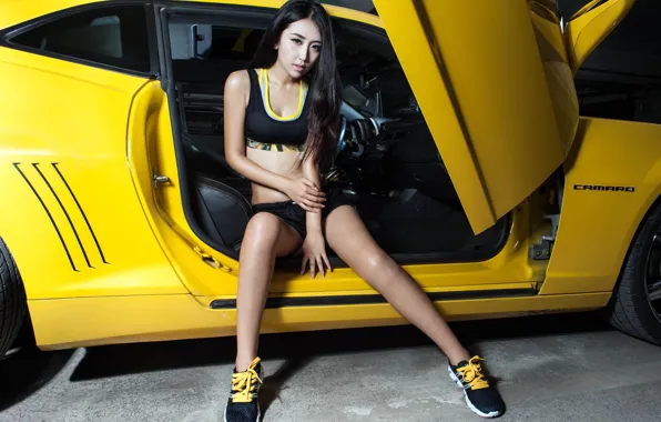 Картинка взгляд, Девушки, Chevrolet, азиатка, красивая девушка, желтый авто, позирует в пороге машины