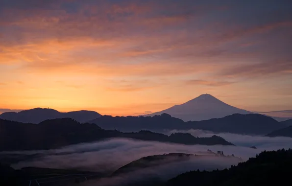 Картинка небо, пейзаж, закат, горы, туман, холмы, гора, вечер, вулкан, Япония, Фудзи, леса, Фудзияма, остров Хонсю