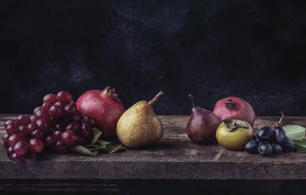 Картинка темный фон, доски, виноград, фрукты, натюрморт, груши, гранаты, гранат