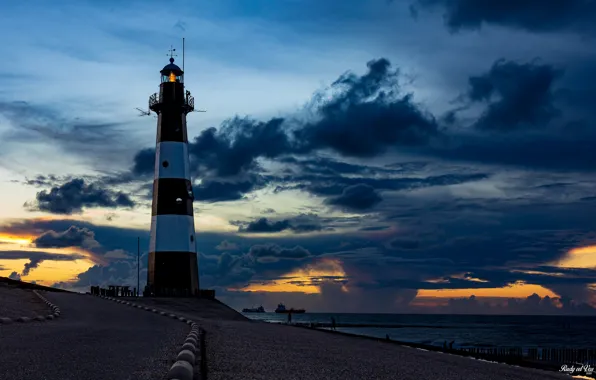 Картинка море, небо, облака, побережье, маяк, корабли, вечер, горизонт, закт, Netherlands, Breskens Lighthouse