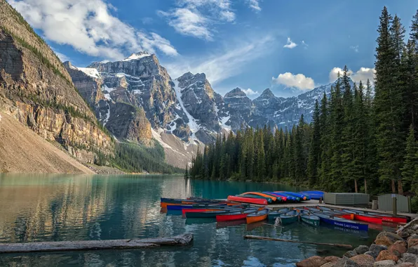 Картинка лес, небо, солнце, облака, деревья, горы, озеро, скалы, берег, лодки, причал, Канада, Banff National Park, …