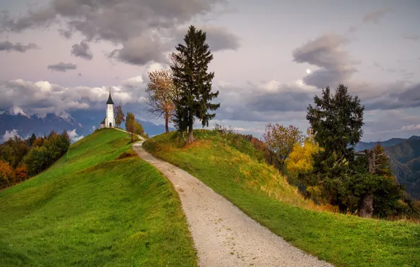 Картинка дорога, осень, облака, деревья, пейзаж, горы, природа, холмы, церковь, Словения, Ямник