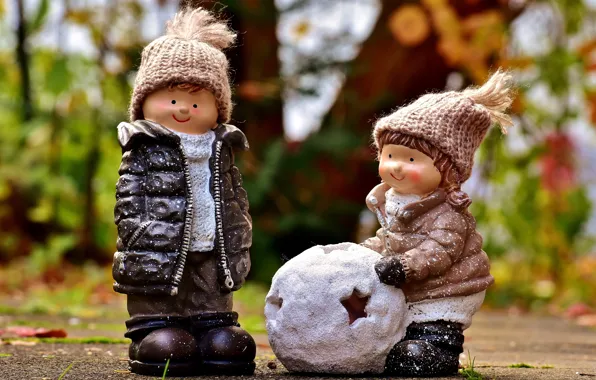 Картинка зима, осень, снег, природа, дети, парк, шапка, игра, игрушки, мальчик, куртка, девочка, фигурки, композиция, сувениры, …