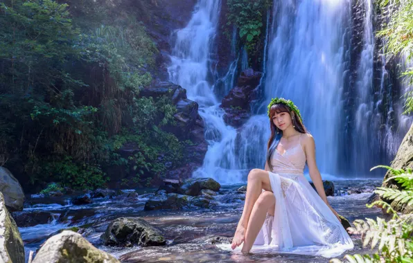 Картинка взгляд, природа, поза, водопад, азиатка, nature, красивая девушка, waterfall, look, beautiful girl, asian, pose, sitting …