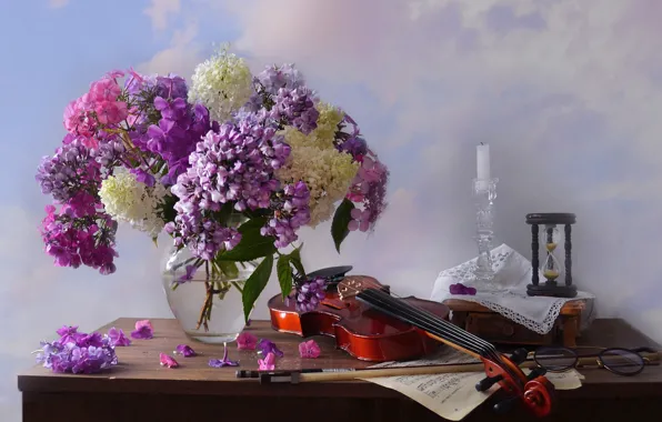 Картинка цветы, стол, скрипка, свеча, букет, лепестки, очки, ваза, розовые, белые, натюрморт, разные, песочные часы, смычок, …