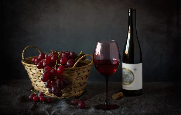 Картинка темный фон, стол, вино, бокал, бутылка, виноград, пробка, корзинка