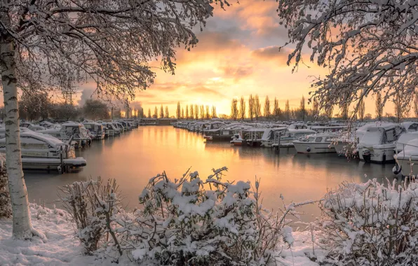 Картинка зима, снег, деревья, закат, рассвет, лодки, водоем