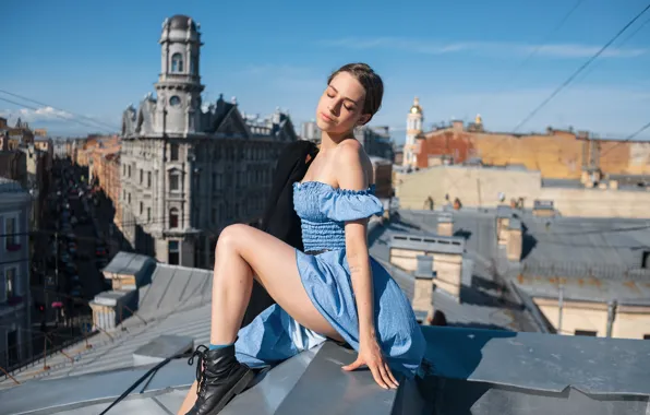 Картинка девушка, город, высота, ножки, на крыше, Максим Иванов