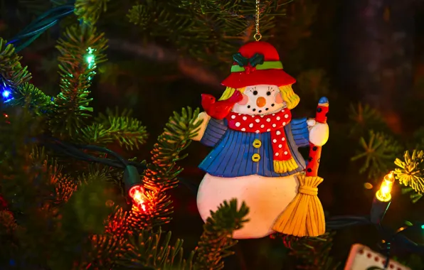 Картинка праздник, игрушка, Рождество, Новый год, снеговик, ёлка, хвоя, новогодние украшения, ёлочная игрушка