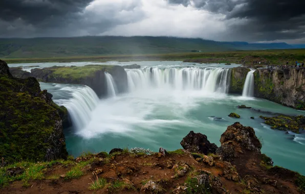Картинка небо, тучи, туман, камни, обрыв, скалы, холмы, берег, водопад, даль, дымка, водопады, Исландия, водоем