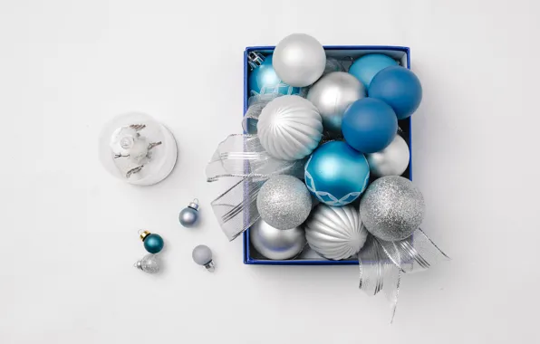 Картинка шарики, праздник, коробка, голубые, Рождество, маленькие, Новый год, снеговик, светлый фон, большие, синие, ёлочные игрушки, …