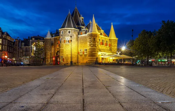 Картинка город, здание, вечер, освещение, площадь, Амстердам, Нидерланды, Голландия, Весовая Палата