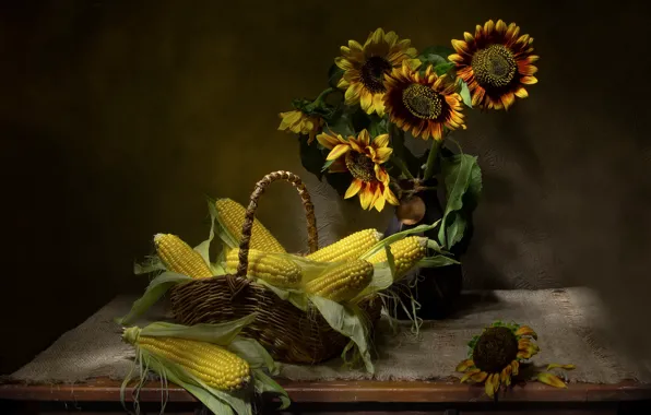 Картинка подсолнухи, цветы, стол, букет, кукуруза, ваза, натюрморт, корзинка, мешковина, початки