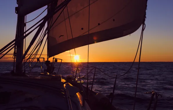 Картинка море, солнце, закат, вечер, яхта, парус, отблески, морская романтика