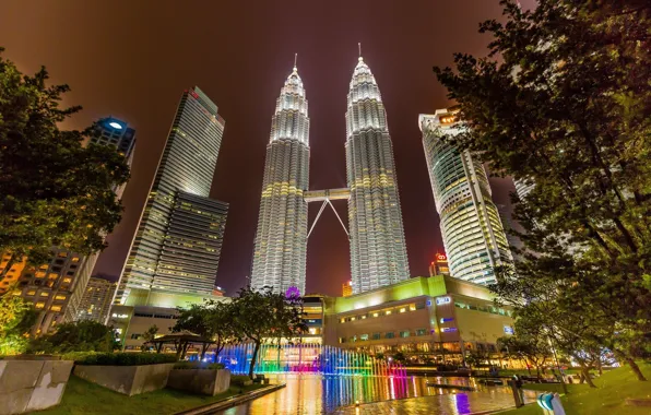 Картинка ночь, огни, башни, фонтан, Малайзия, Куала-Лумпур
